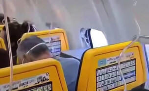 נוסע בטיסת רייאנאייר נפצע לאחר שהחלון התפר