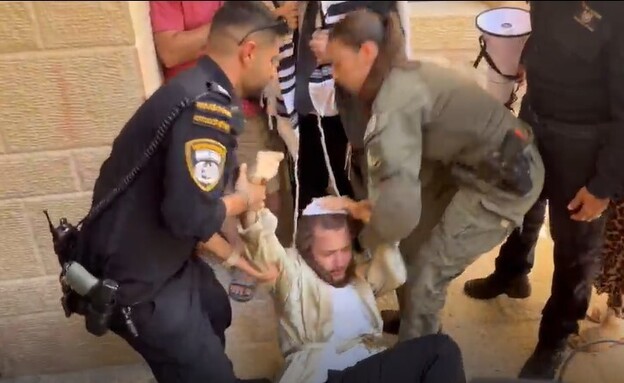 עימותים בין חרדים לתומכים בבית קפה פתוח בשבת