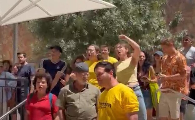 עימותים בין מתפללים ליושבי בית הקפה ״בסמטה״ (צילום: לפי סעיף 27 א')