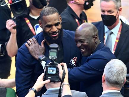 דיון ה-GOAT עשוי להיות מוכרע. ג`ורדן וג`יימס (GETTY) דיון ה-GOAT עשוי להיות מוכרע. ג`ורדן וג`יימס (GETTY)