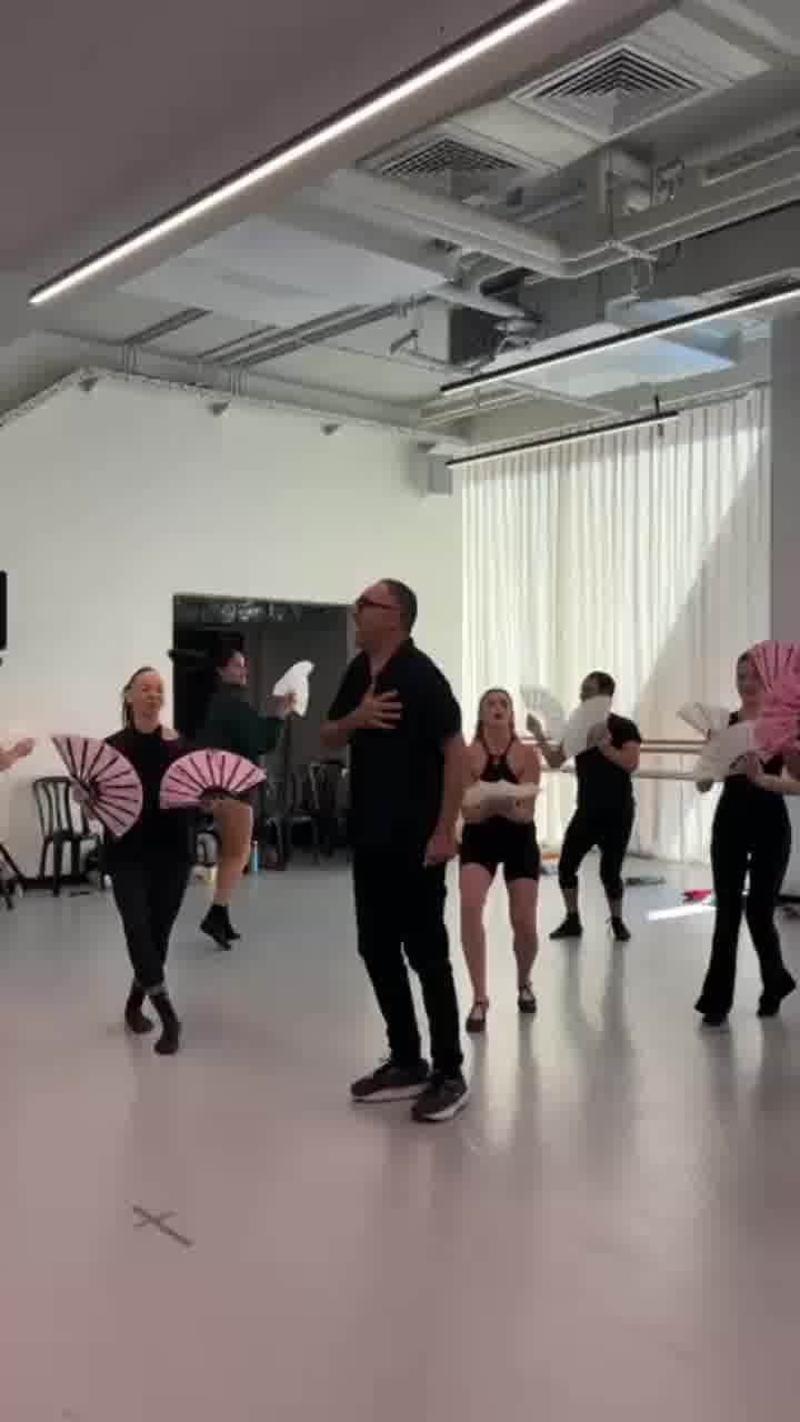 ככה פתחנו את הבוקר: ישראל קטורזה הציג לנו טעימה מהמחזמר "סביב העולם ב-80 יום", שיעלה באוגוסט