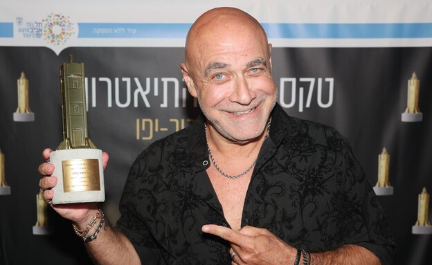 דביר בנדק, הזוכה בפרס שחקן השנה (צילום: רפי דלויה, באדיבות עיריית תל אביב-יפו) דביר בנדק, הזוכה בפרס שחקן השנה (צילום: רפי דלויה, באדיבות עיריית תל אביב-יפו)