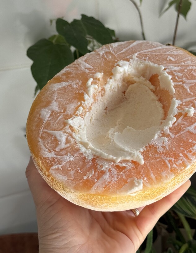 גלידה בתוך פרי קפוא גלידה בתוך פרי קפוא