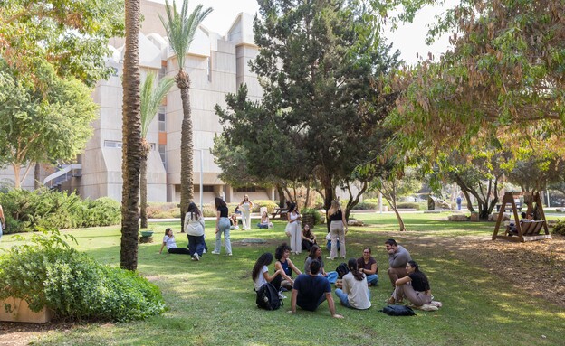 סטודנטים וסטודנטיות בקמפוס סטודנטים וסטודנטיות בקמפוס