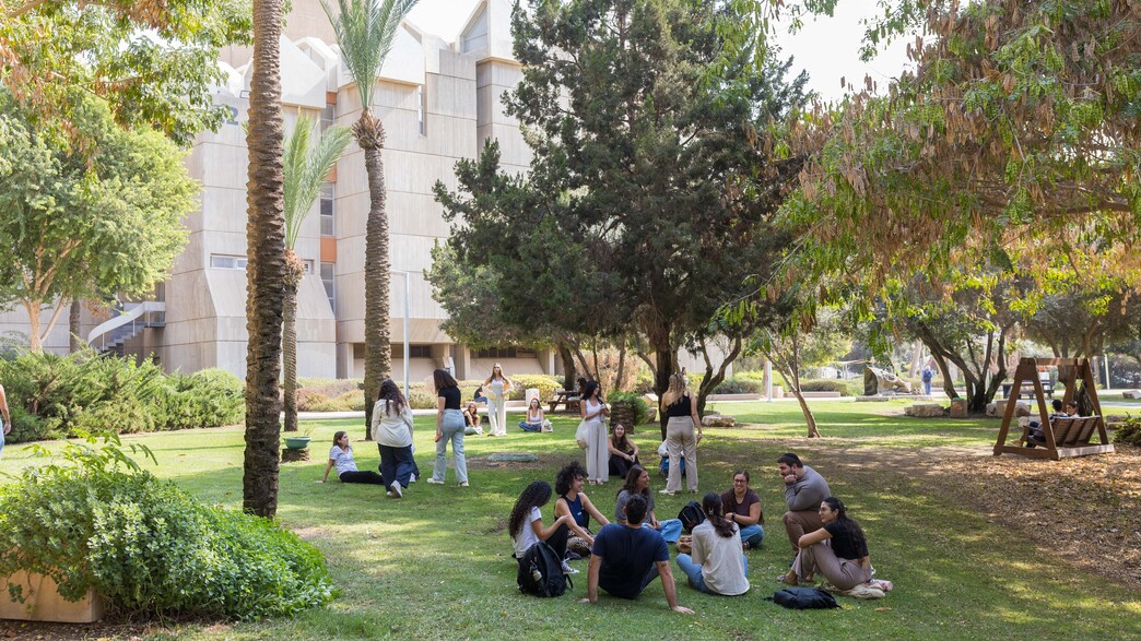 סטודנטים וסטודנטיות בקמפוס סטודנטים וסטודנטיות בקמפוס