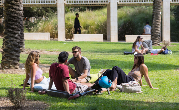 סטודנטים וסטודנטיות בקמפוס סטודנטים וסטודנטיות בקמפוס