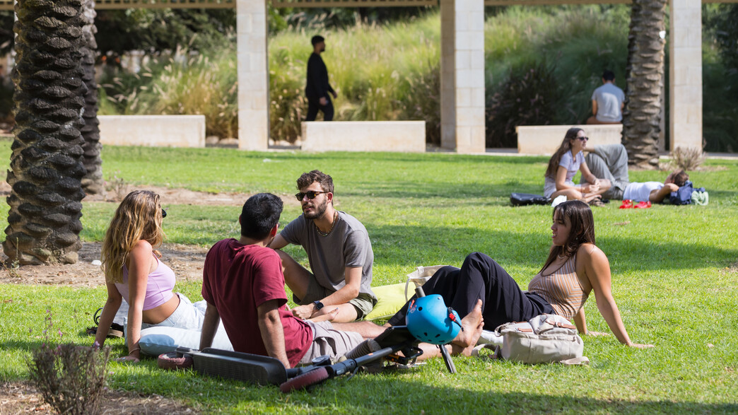 סטודנטים וסטודנטיות בקמפוס סטודנטים וסטודנטיות בקמפוס