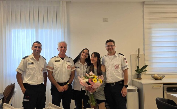 טוני עם גפן הפרמדיקית וצוות מד"א שטיפל בה 