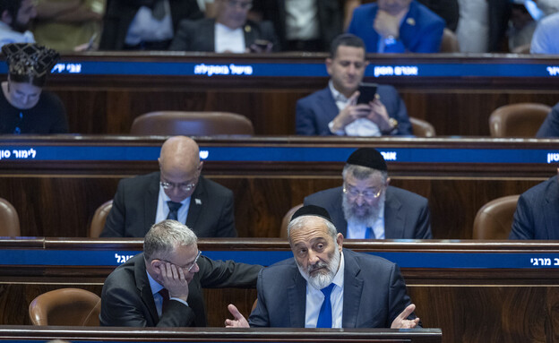 יו"ר ש"ס אריה דרעי ושר המשפטים יריב לוין (צילום: חיים גולדברג, פלאש 90)
