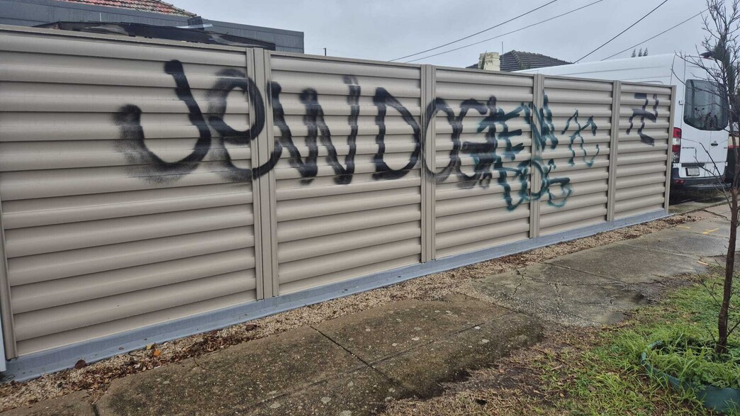 כתובות אנטישמיות שרוססו בבית של יהודים באוסטרליה כתובות אנטישמיות שרוססו בבית של יהודים באוסטרליה