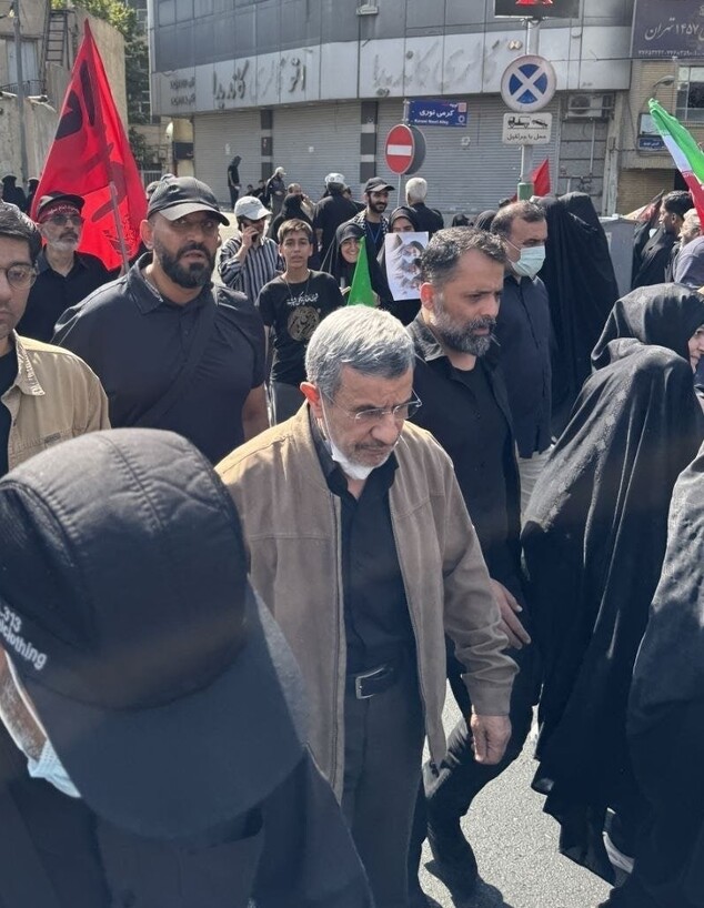 נשיא איראן לשעבר אחמדיניזאד בהלווית ח'אמינאי נשיא איראן לשעבר אחמדיניזאד בהלווית ח'אמינאי