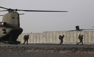 לוחמי כוחות צבא בריטניה באפגניסטן (צילום: AP)