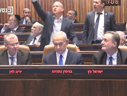 חוק החסינות לעריקים אושר, סגנית השר התפטרה במחאה