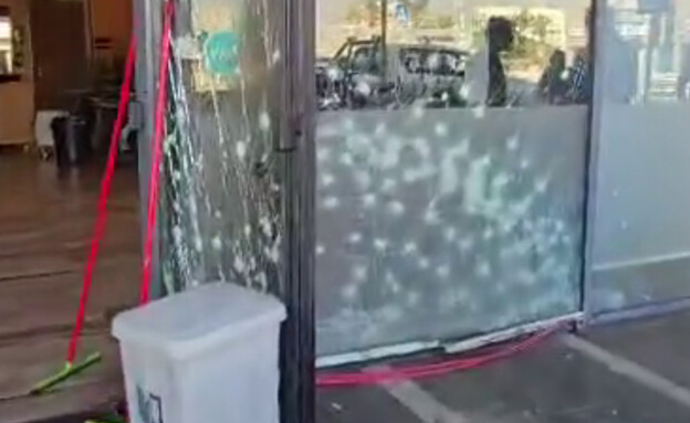הנזק בסניף ג'פניקה בעפולה בעקבות זריקת רימון הנזק בסניף ג'פניקה בעפולה בעקבות זריקת רימון