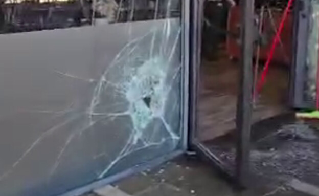 הנזק בסניף ג'פניקה בעפולה בעקבות זריקת רימון הנזק בסניף ג'פניקה בעפולה בעקבות זריקת רימון