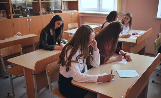 נשים לומדות בכיתה מופרדת, אילוסטרציה נשים לומדות בכיתה מופרדת, אילוסטרציה