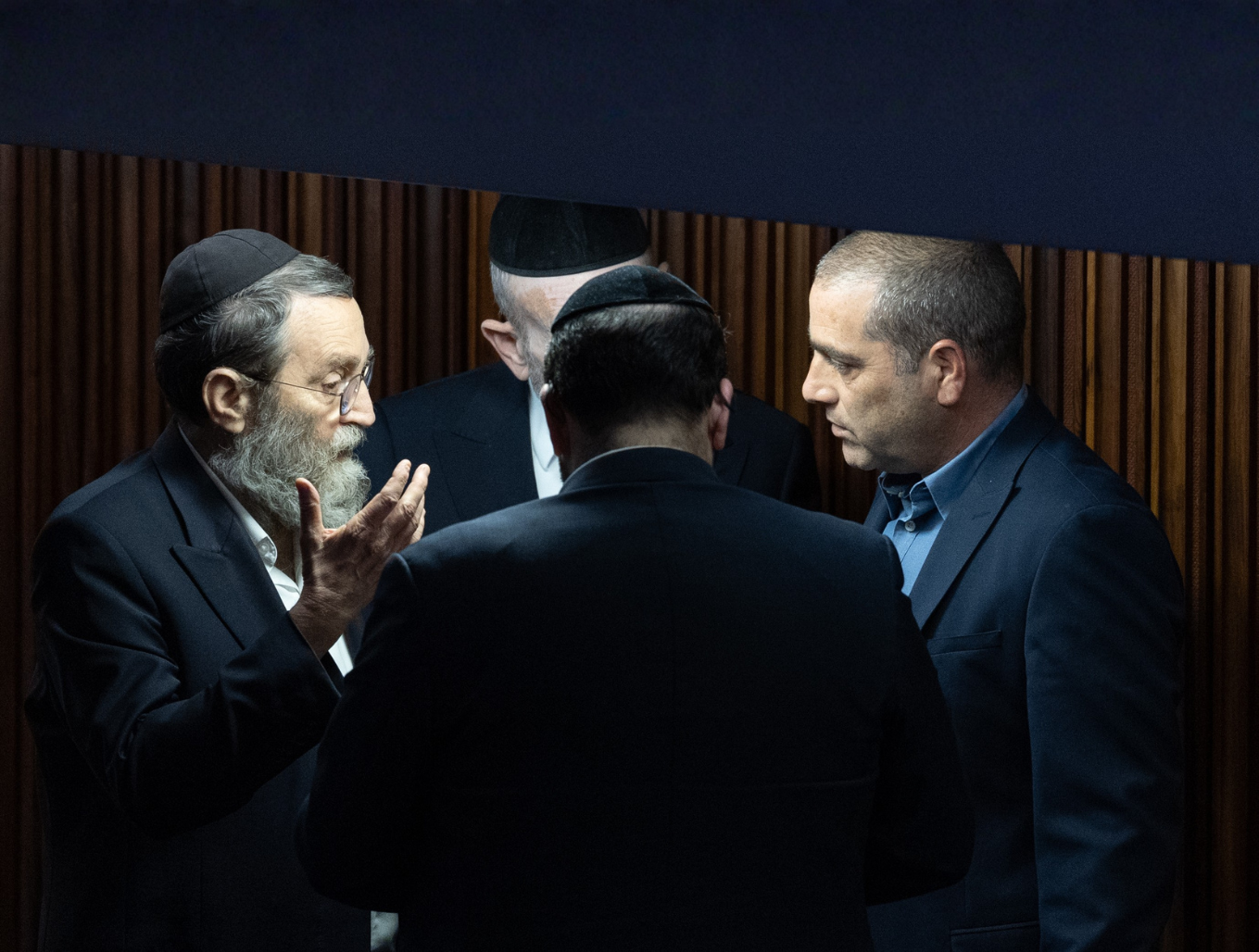גפני איים, רה"מ נענה: החרדים יתמכו בחוק להחלשת היועמ"ש