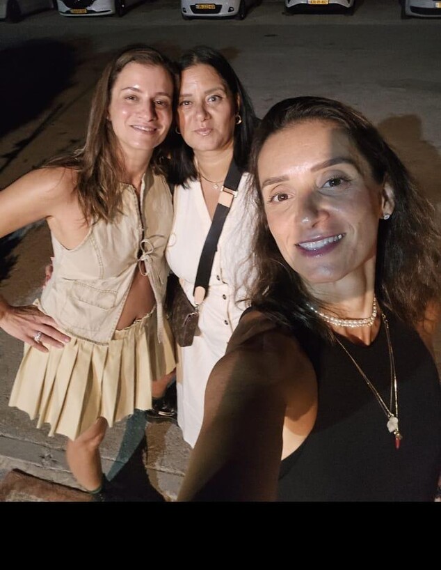 מאיה ז"ל, שנפטרה מהמחלה בגיל 42, ואחיותיה מאיה ז"ל, שנפטרה מהמחלה בגיל 42, ואחיותיה