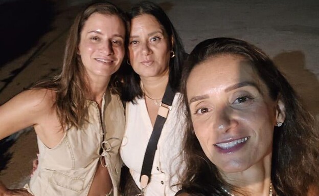 מאיה ז"ל, שנפטרה מהמחלה בגיל 42, ואחיותיה (צילום: באדיבות המשפחה)