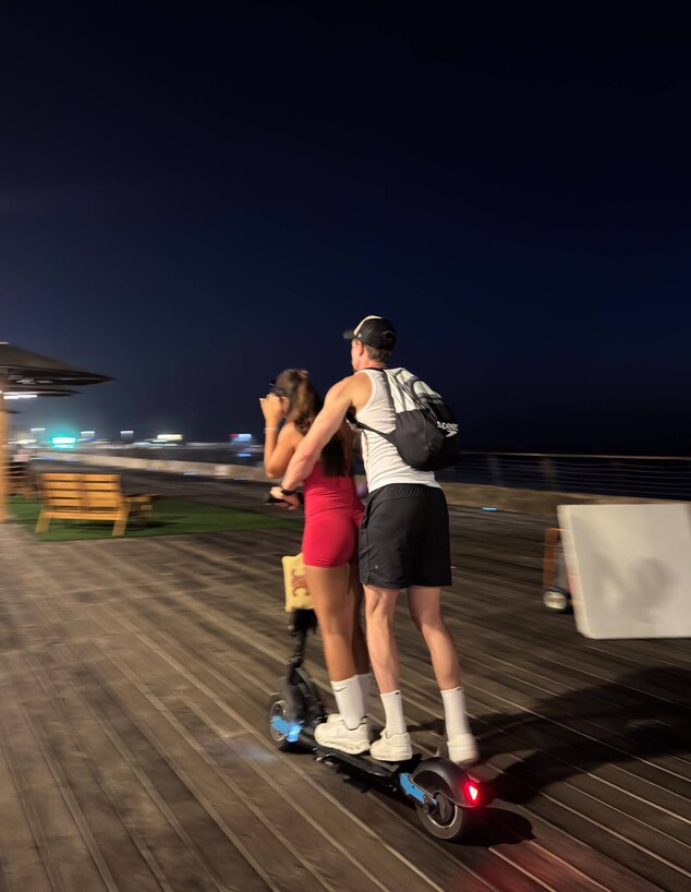 מאיתנו להסתתר? כך נתפס נייט בוזוליץ' עם בחורה מסתורית מאיתנו להסתתר? כך נתפס נייט בוזוליץ' עם בחורה מסתורית