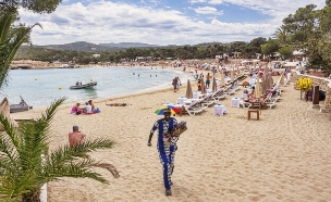חוף ים איביזה רוכל  (צילום: travellight, shutterstock)