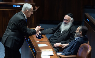 ראש הממשלה נתניהו, משה גפני, יצחק גולדקנופף (צילום: יונתן זינדל, פלאש 90)