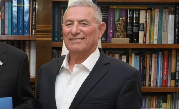 יצחק הרצוג עם דוח הסוכנות היהודית (צילום: דוח הסוכנות היהודית)