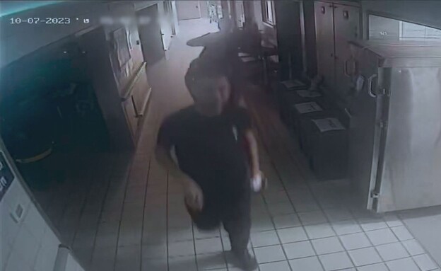 הישאם ובני דודו נמלטים מחדר האוכל בבארי ברגע שהתחיל הטבח הישאם ובני דודו נמלטים מחדר האוכל בבארי ברגע שהתחיל הטבח
