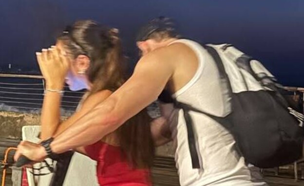 מאיתנו להסתתר? כך נתפס הכוכב עם בחורה מסתורית (צילום: mako)