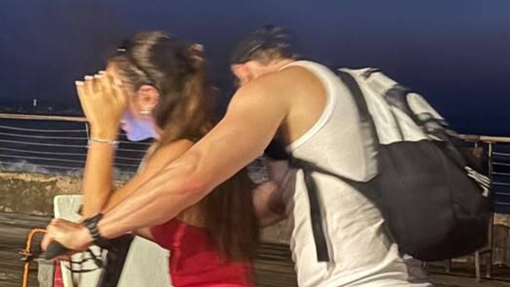 מאיתנו להסתתר? כך נתפס הכוכב עם בחורה מסתורית מאיתנו להסתתר? כך נתפס הכוכב עם בחורה מסתורית