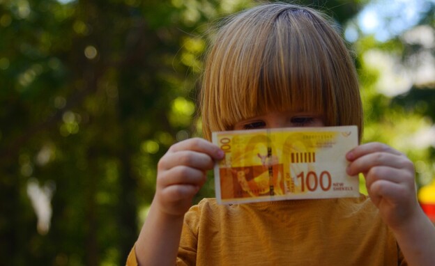 ילד מחזיק שטר של 100 שקל