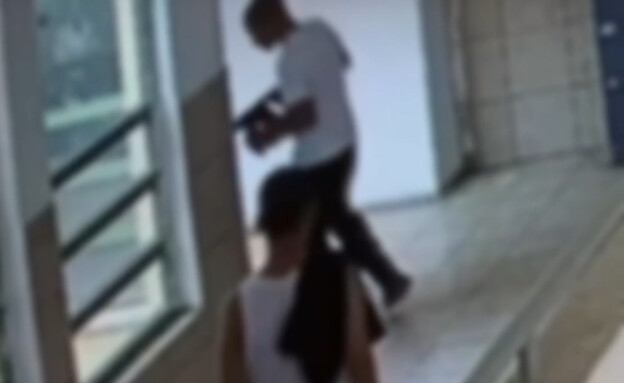 הנערים פורצים לבית הספר בבת ים