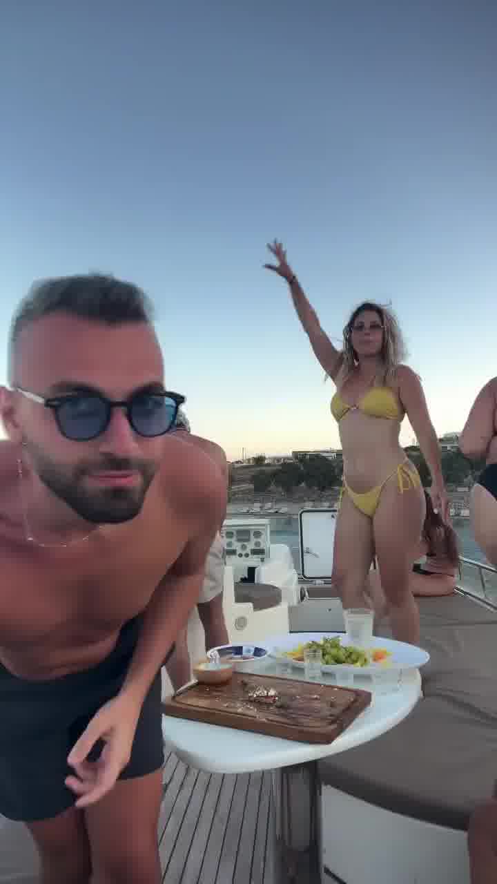 באו להעלות סרטון והטלפון נפל למים. זה מה שיצא בסוף