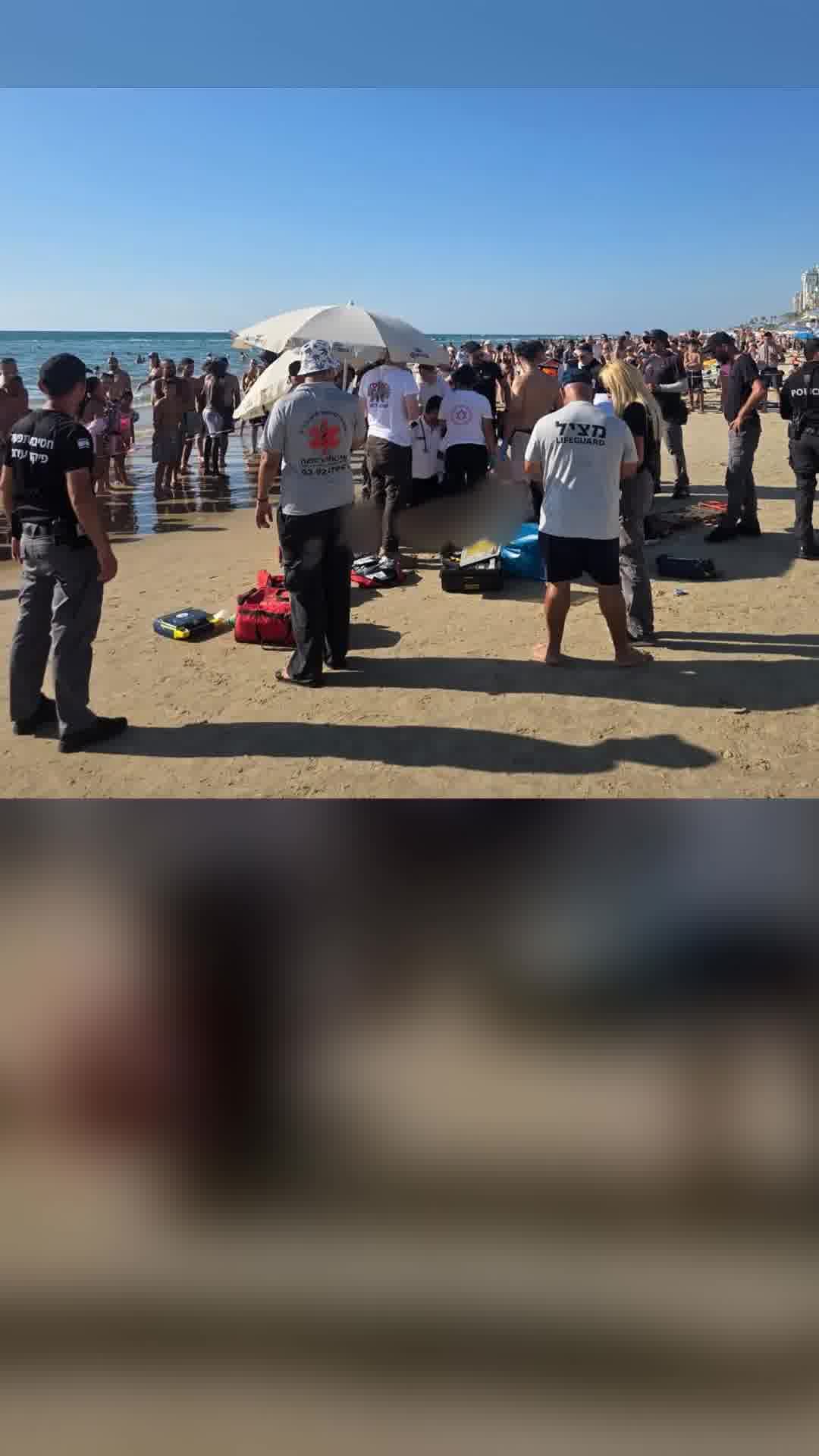 טביעה בחוף הסלע בבת ים: חובשים ופרמדיקים של מד"א מעניקים טיפול רפואי ומפנים לבי"ח וולפסון אישה בת 50
