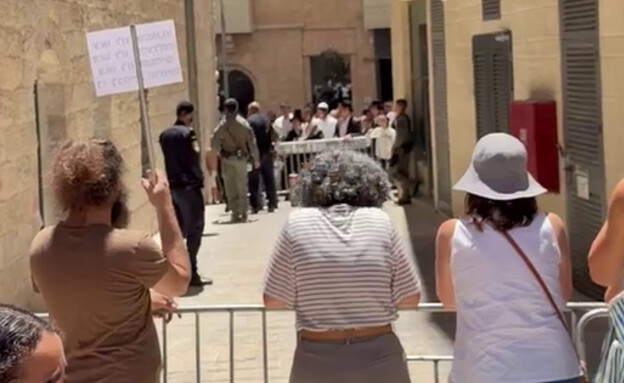מחאות מול בית קפה "בסמטה" הפתוח בשבת בירושלים מחאות מול בית קפה "בסמטה" הפתוח בשבת בירושלים