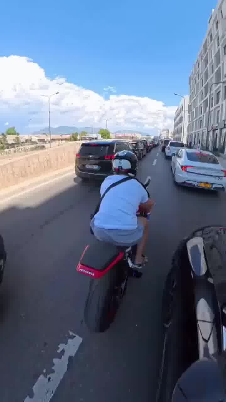 "שומע, אנחנו גם ככה בפקק, אני יוצא שנייה לקנות זירו"