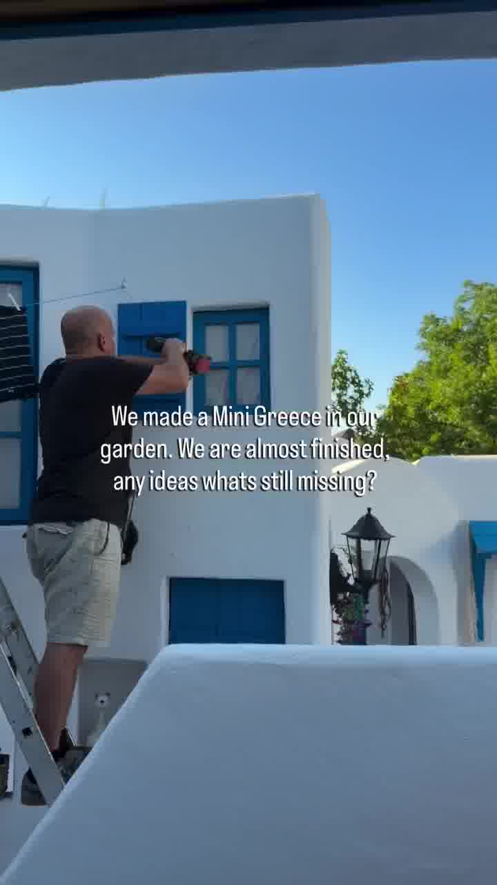 כשאין לך מספיק כסף לטוס לסנטוריני, אז אתה מביא את סנטוריני לחצר