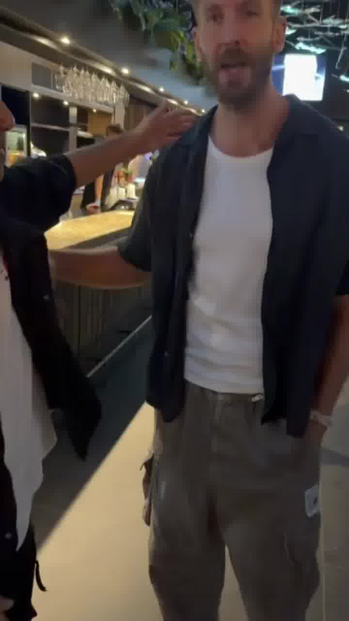 רגע לפני שהם עולים לסטים בטומורולנד בבמות שונות: מפגש פסגה בין ויני ויצ׳י לקלווין האריס