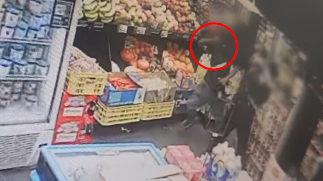 השודד מנפץ בקבוק על ראשו של המוכר השודד מנפץ בקבוק על ראשו של המוכר