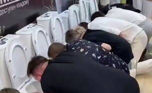 שתו מאסלות בשביל פרס כספי, ועוררו זעם בעיר (צילום: מתוך הרשתות החברתיות בהתאם לסעיף 27א' בחוק)