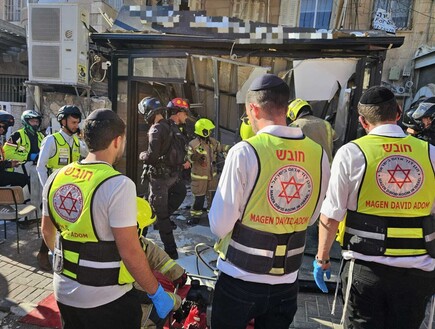 מרפסת קרסה על מאפייה בי-ם, מד"א: לכוד מחוסר הכרה במקום