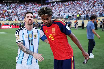 העברת הלפיד (Hector Vivas - FIFA/FIFA via Getty Images) העברת הלפיד (Hector Vivas - FIFA/FIFA via Getty Images)