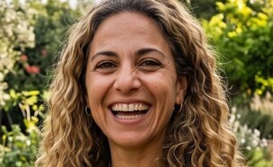 אישה עומדת בגינה (AI: mako)