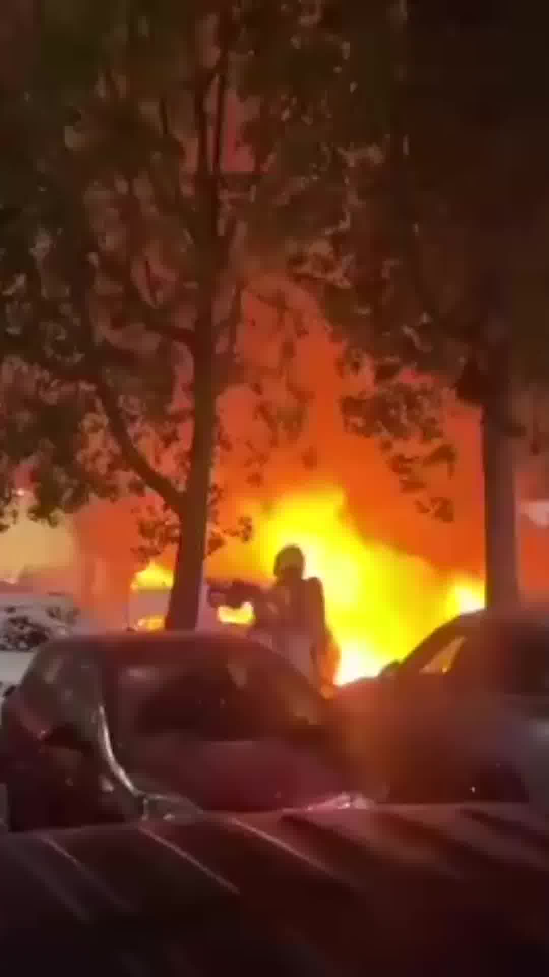 מספר כלי רכב עלו הלילה באש בחניה בנתניה. לא היו נפגעים