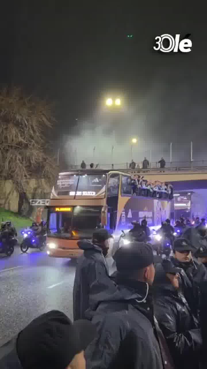 תחת גשם שוטף: שחקני נבחרת ארגנטינה חזרו הביתה ויצאו לסיבוב תודות מול קהל של אלפים