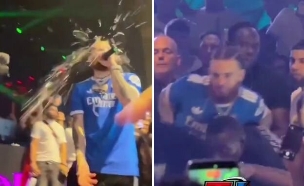 כוס זכוכית נזרקה על הכוכב בהופעה (צילום: מתוך הרשתות)