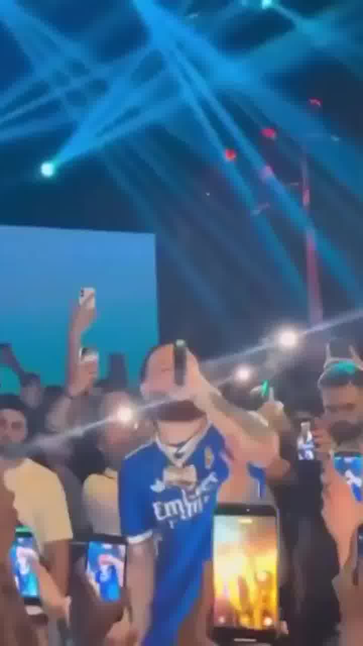 הראפר Hades99 חטף כוס לפרצוף באמצע הופעה