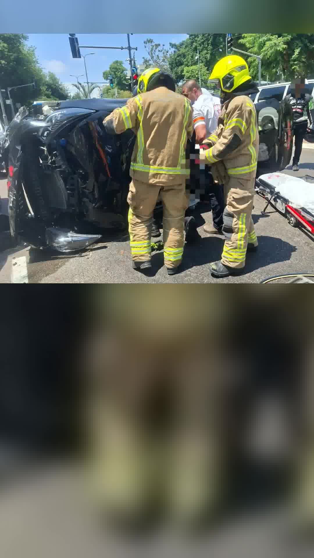 רכב התהפך ברחוב דבורה הנביאה בתל אביב, אישה בת 70 נפצעה בינוני