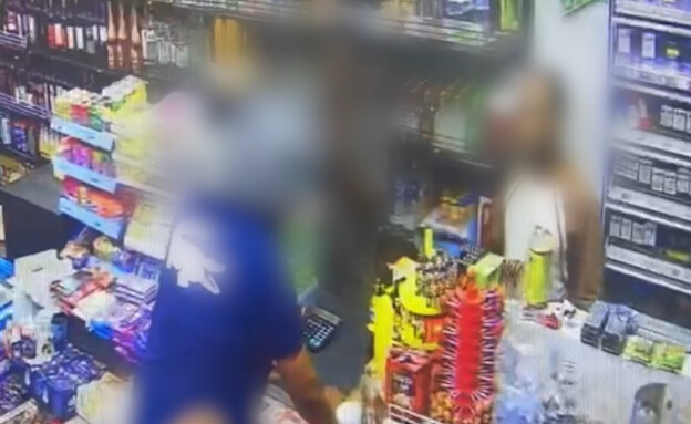 איים לערוף ראש של קופאי בגלל חוב דמיוני