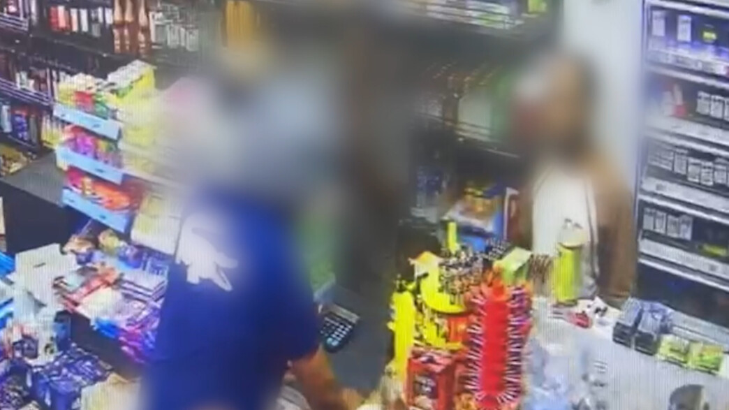 איים לערוף ראש של קופאי בגלל חוב דמיוני איים לערוף ראש של קופאי בגלל חוב דמיוני